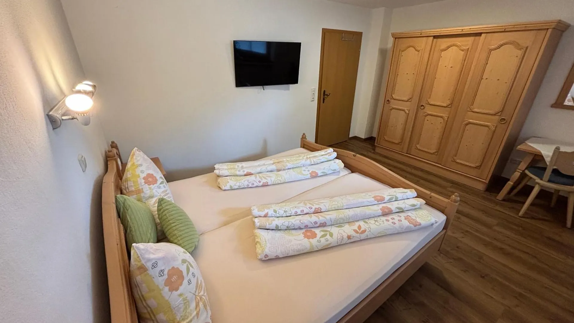 Cafe Chiemgau Und Gaestehaus Ruhpolding Apartment